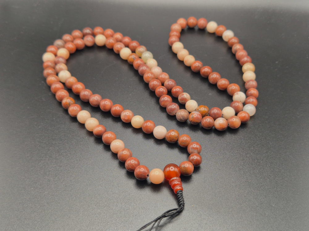 Handgefertigte Mala aus Jaspis mit natürlicher, erdiger Farbstruktur